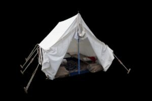 Tente blanche suspendue avec matelas et bagages à l'intérieur