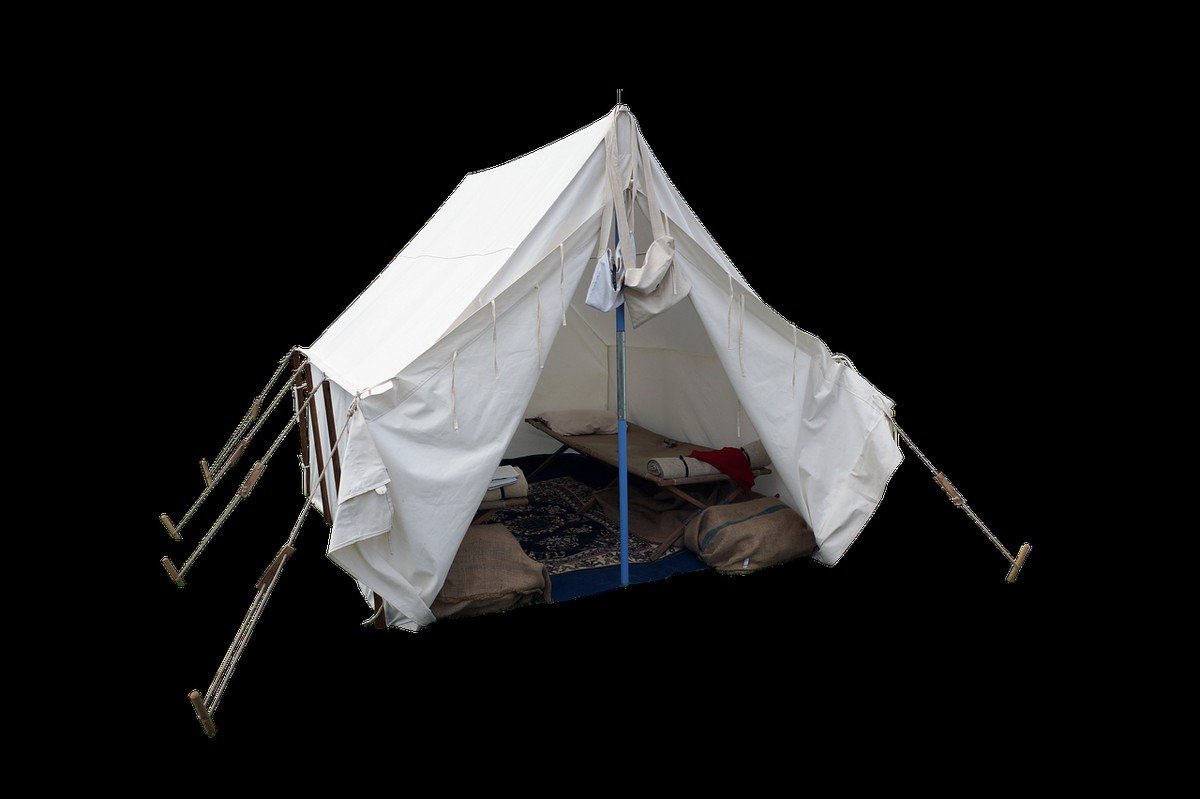 Tente blanche suspendue avec matelas et bagages à l'intérieur Tente blanche suspendue avec matelas et bagages à l'intérieur