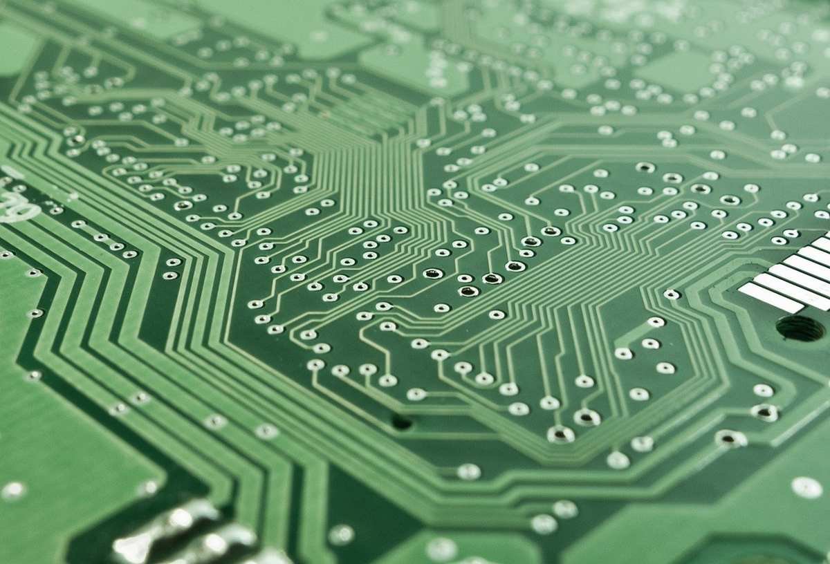 Carte mère verte avec des circuits et des composants électroniques Carte mère verte avec des circuits et des composants électroniques