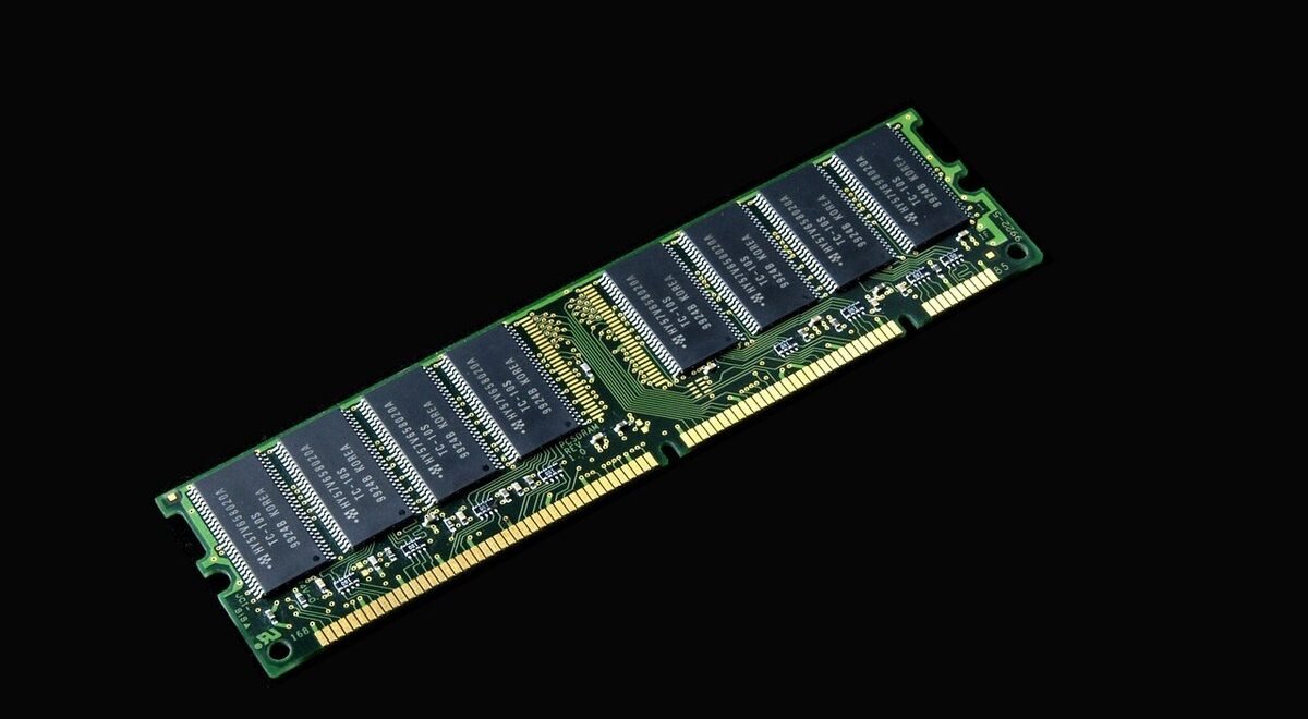 Module de RAM vert avec puces noires sur fond noir