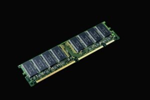 Module de RAM vert avec puces noires sur fond noir