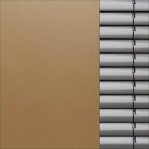 Un mur beige à gauche et des stores métalliques à droite