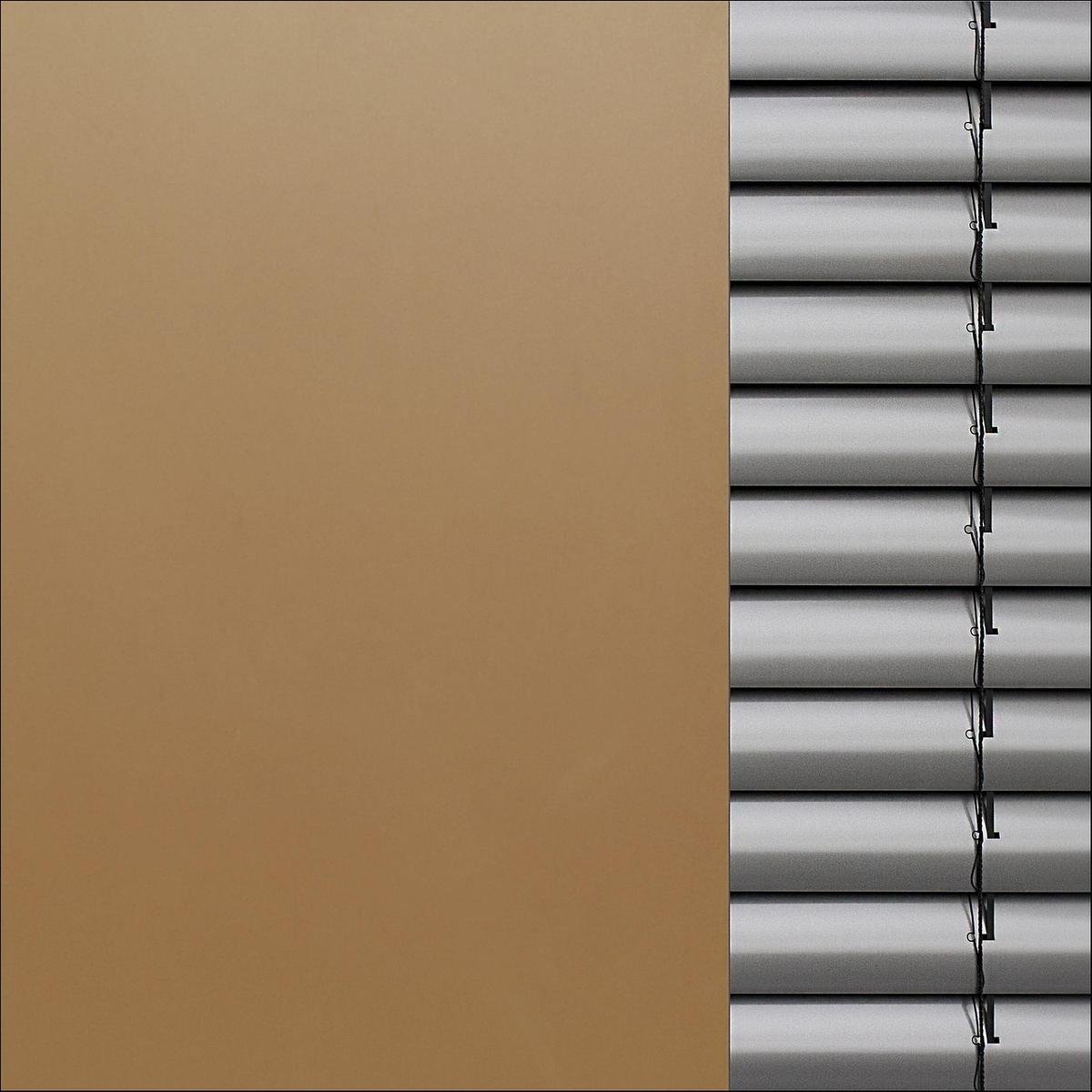 Un mur beige à gauche et des stores métalliques à droite