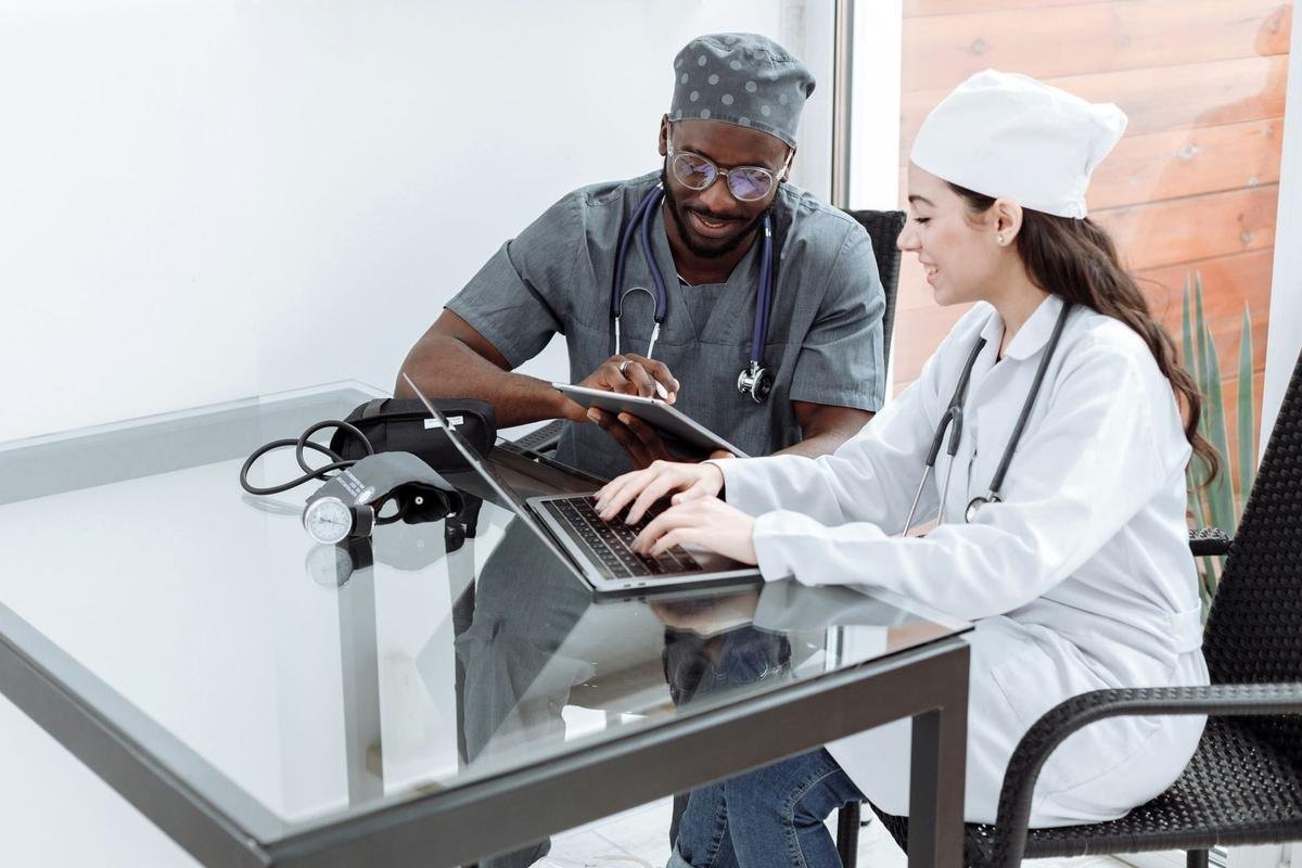 Professionnels de santé examinant un ordinateur portable dans un cabinet