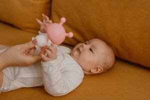 Doudou bola avec grelot et coutures renforcées