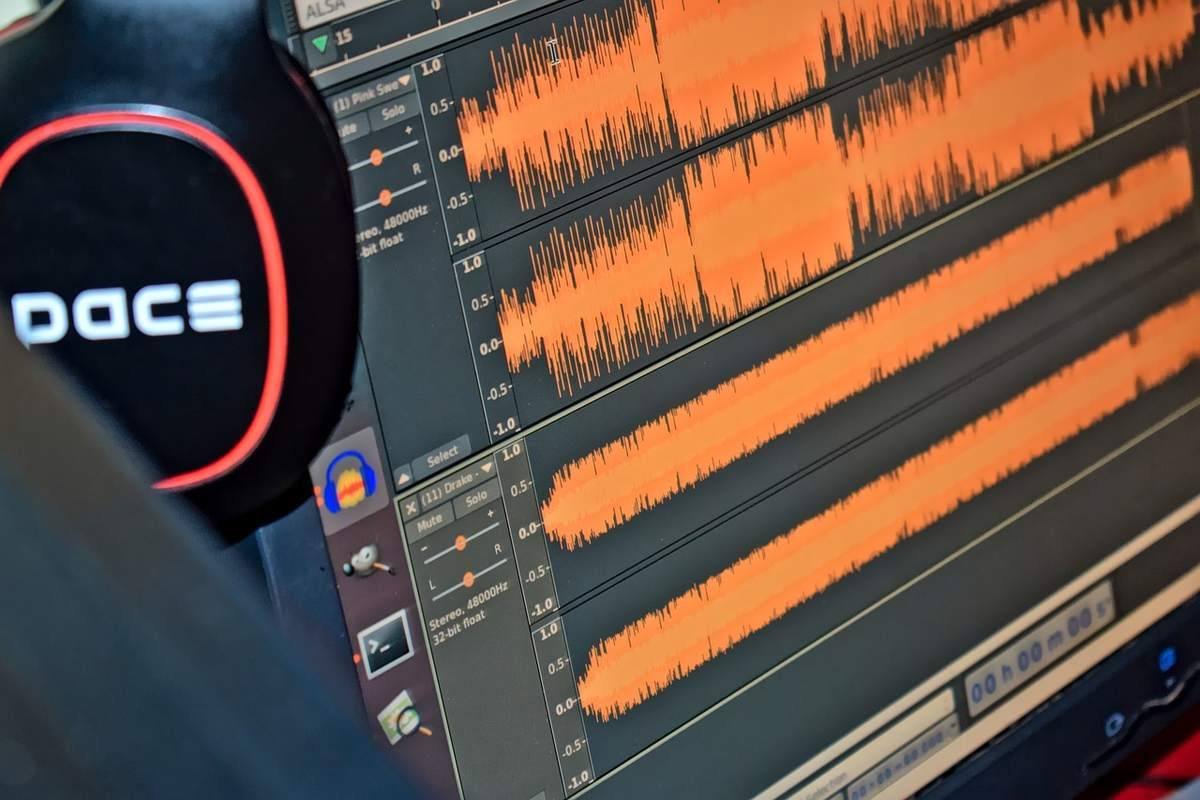 Logiciel de montage audio sur écran, écouteurs DACE, clavier partiel Logiciel de montage audio sur écran, écouteurs DACE, clavier partiel