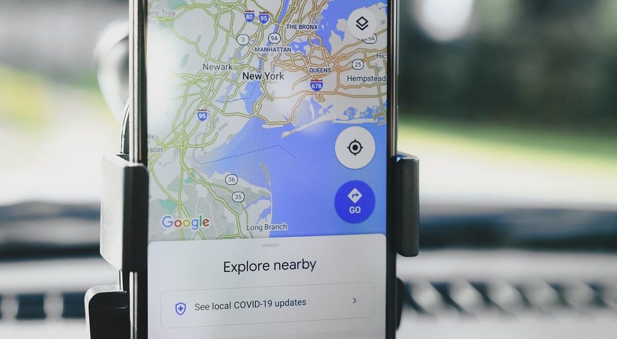 Téléphone portable fixé à un support, montrant une carte Google Maps