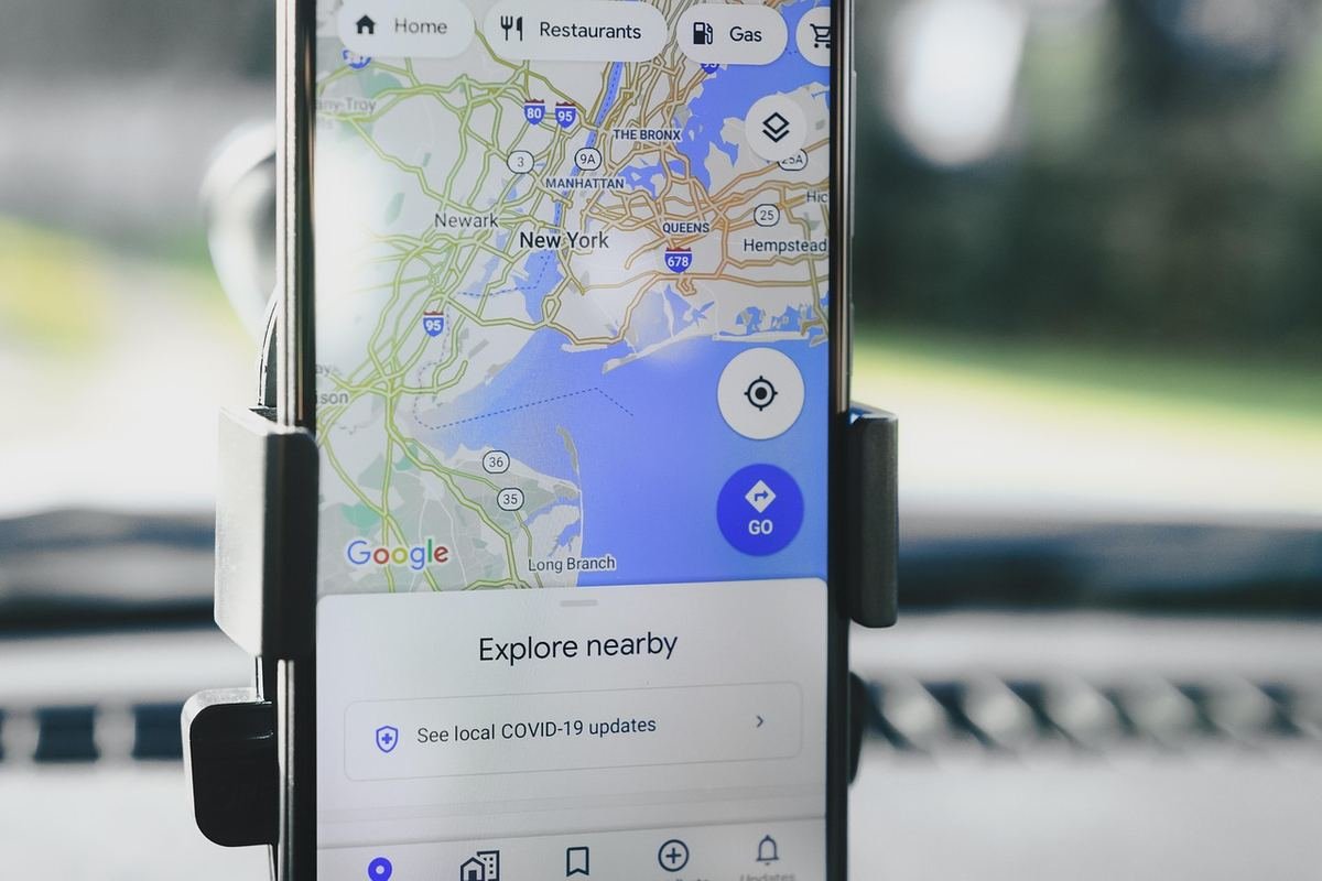 Téléphone portable fixé à un support, montrant une carte Google Maps