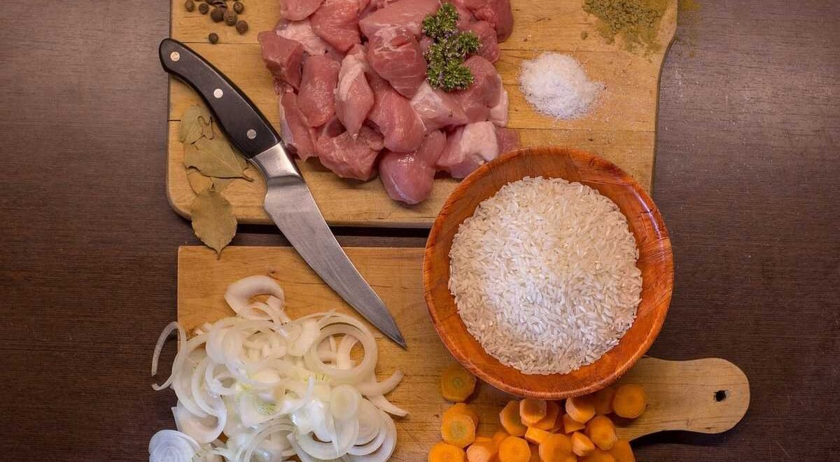 Plan de travail avec ingrédients pour cuisiner, couteau inclus