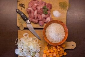 Plan de travail avec ingrédients pour cuisiner, couteau inclus
