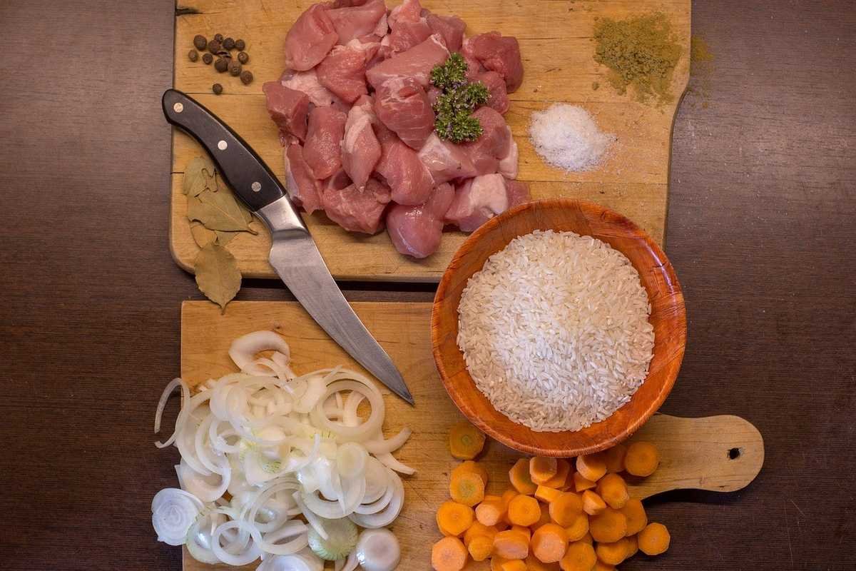 Plan de travail avec ingrédients pour cuisiner, couteau inclus