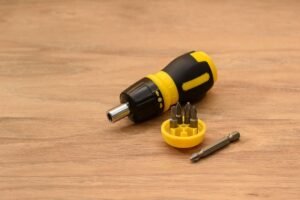 Perceuse sans fil noire et jaune avec bits de visserie sur bois
