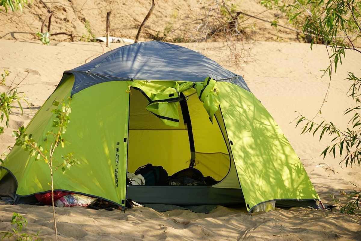 Laver et ranger sa tente après la plage : le guide anti-moisissures