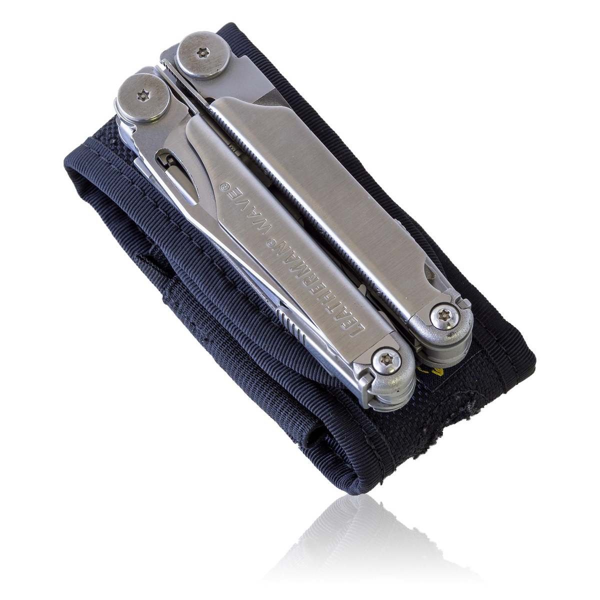 Un multitool métallique glissé dans un sac noir sur fond blanc