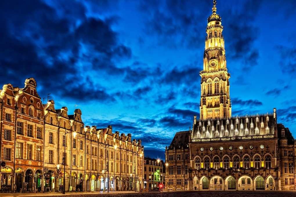 Bâtiments historiques illuminés sous un ciel étoilé, Europe Bâtiments historiques illuminés sous un ciel étoilé, Europe