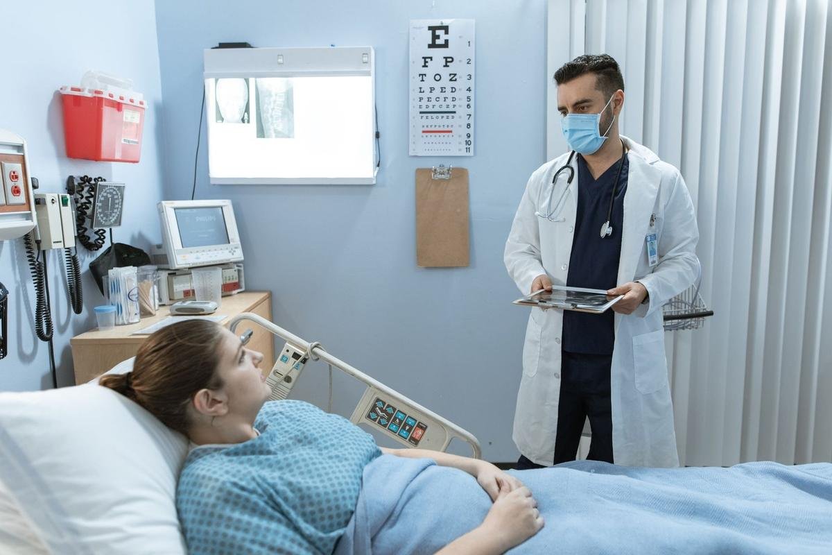 Femme dans un lit d'hôpital, médecin avec plateau, room médicale Femme dans un lit d'hôpital, médecin avec plateau, room médicale