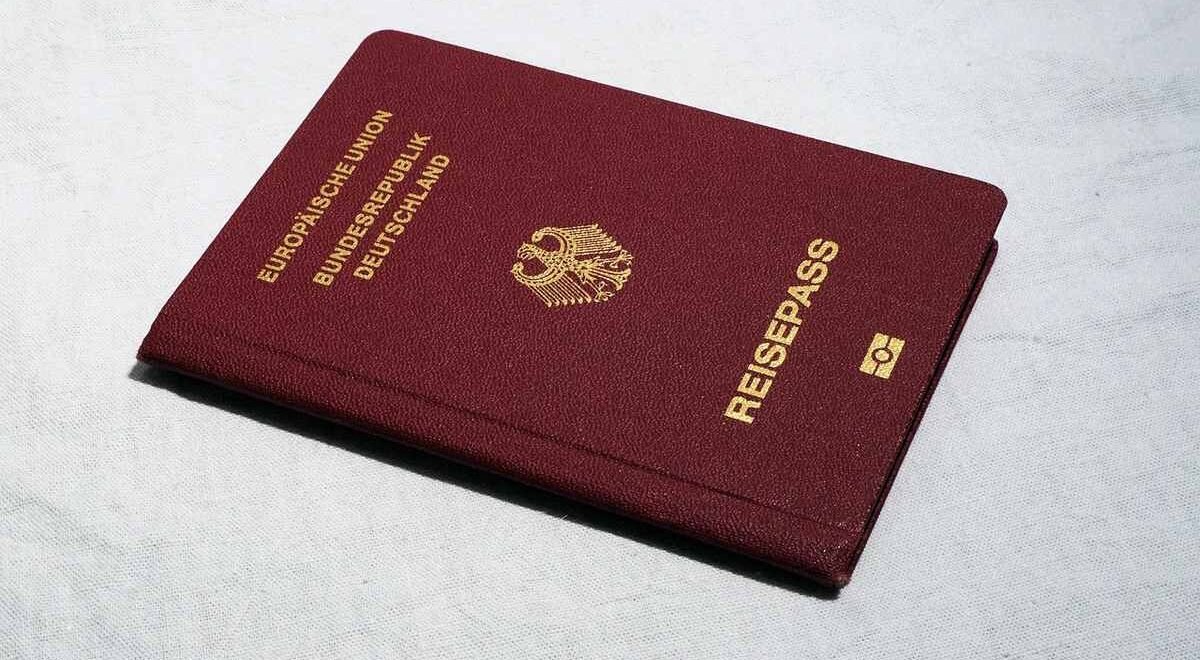 Passeport rouge allemand texte REISEPASS et ecusson doré