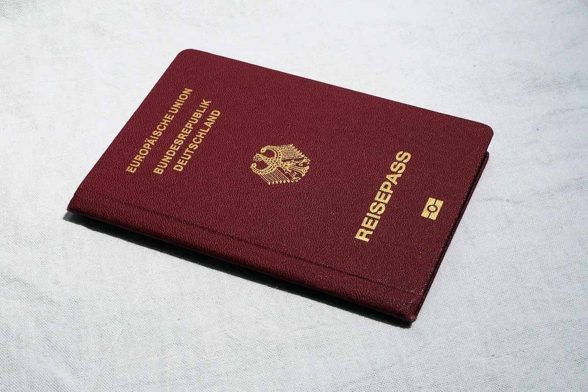Passeport rouge allemand texte REISEPASS et ecusson doré