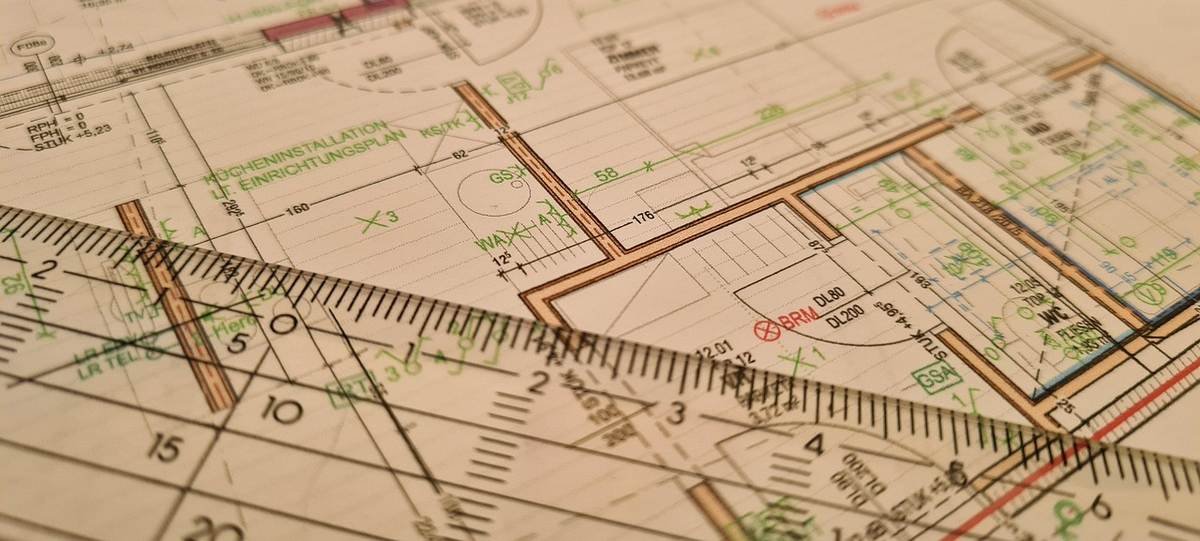 Feuille de plan architectural avec règle et équerre posées dessus