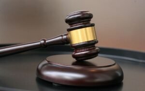 Marteau de justice posé sur un bloc de sonnerie