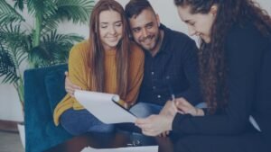 Trois individus examinent un document ensemble dans un intérieur