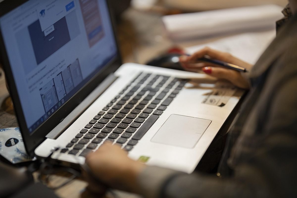 Une personne travaille sur un ordinateur portable